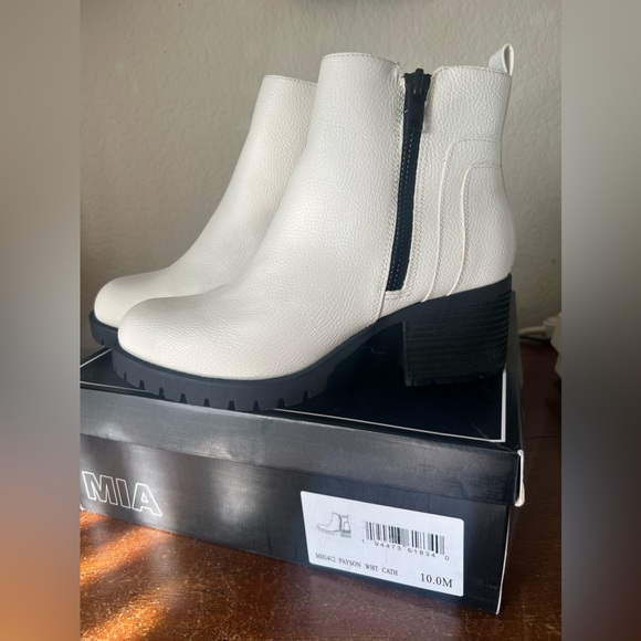 Mia Payson White Boots - Picture 5 of 11